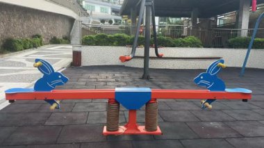 Dışarıdaki boş oyun sahasında mavi tavşanlarla dans eden çocuklar. Yüksek kalite 4k görüntü