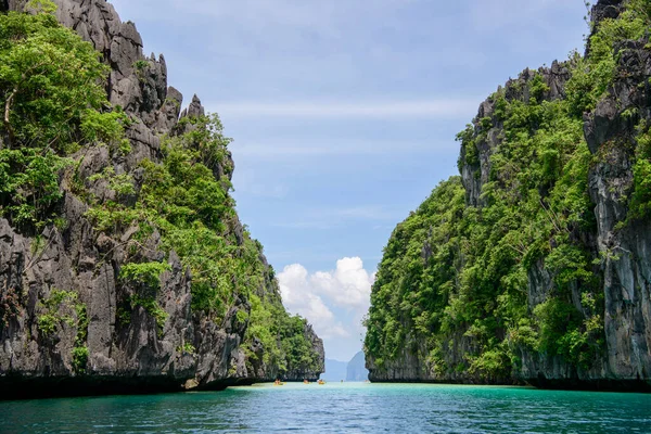 Kano, El Nido 'da kano, Pinagbuyutan Adası' nda karst manzarası, uçurumlar. Palawan, Filipinler. Macera seyahati.