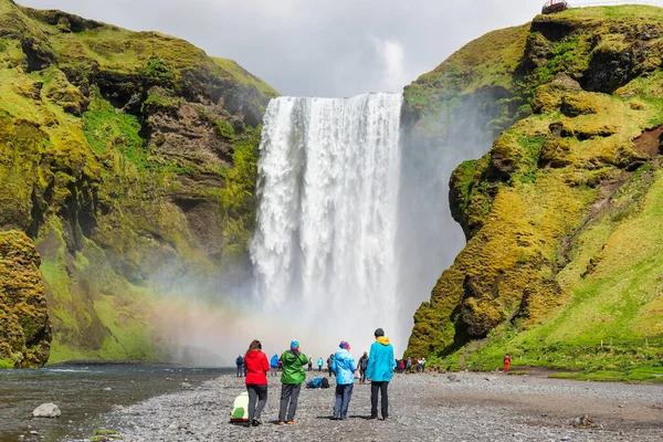 有游客的Skogafoss瀑布是冰岛Skogar最大的瀑布 — 图库照片