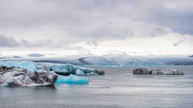 Jkulsrln 'deki buzdağları, büyük bir buzul gölü..