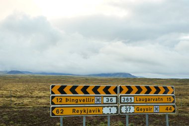 Güney İzlanda, Altın Daire rotası, İzlanda 'daki varış noktalarını gösteren yol işaretleri. Avrupa.