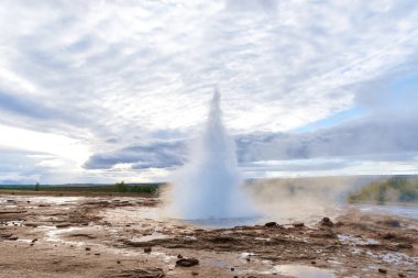 Strokkur jeotermal bölgesinde gayzer, Altın Daire rotası, İzlanda, Avrupa