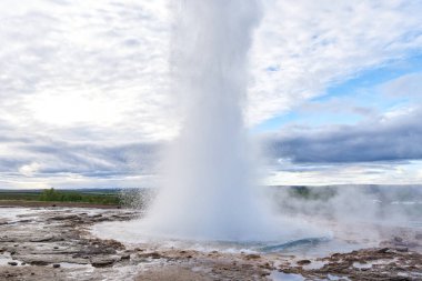 Strokkur jeotermal bölgesinde gayzer, Altın Daire rotası, İzlanda, Avrupa