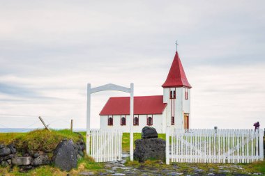İzlanda, Avrupa 'da kırmızı çatıları olan küçük beyaz kilise