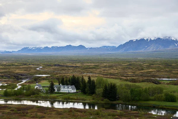 Tájkép Izland Hegyek Távolban Néhány Épület — Stock Fotó