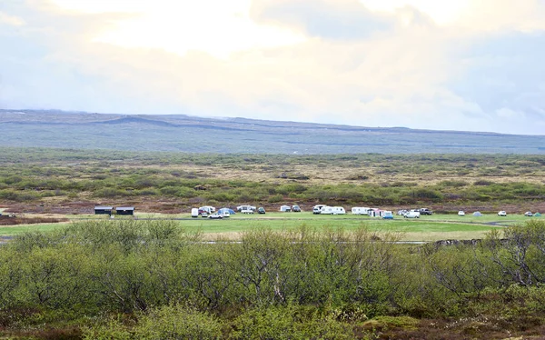 Camping Med Bilar Och Husbilar Den Gröna Ängen Södra Island — Stockfoto