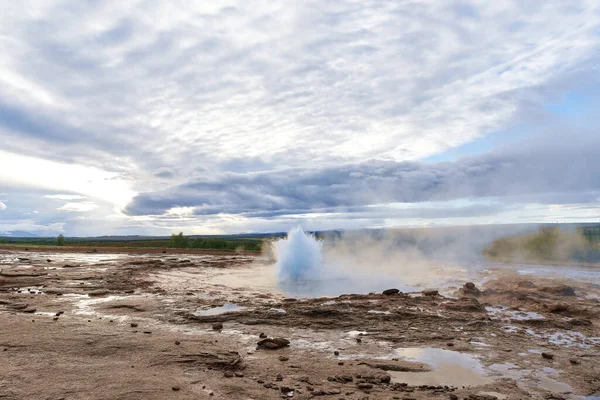 Strokkur jeotermal bölgesinde gayzer, Altın Daire rotası, İzlanda, Avrupa