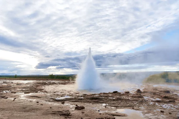 Strokkur jeotermal bölgesinde gayzer, Altın Daire rotası, İzlanda, Avrupa