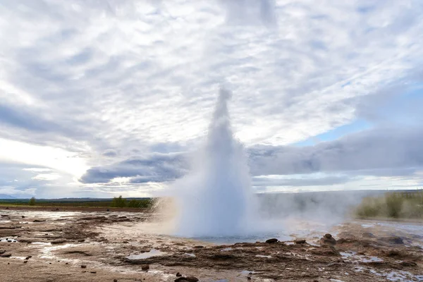 Strokkur jeotermal bölgesinde gayzer, Altın Daire rotası, İzlanda, Avrupa