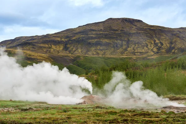Strokkur jeotermal bölgesinde gayzer, Altın Daire rotası, İzlanda, Avrupa
