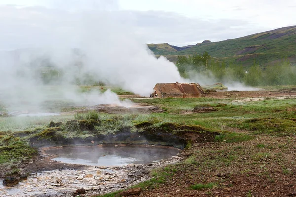 Strokkur jeotermal alanı, yerden çıkan buharlar, gayzer, İzlanda, Avrupa