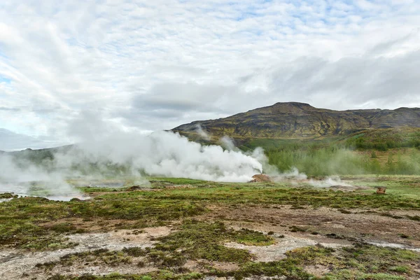 Strokkur jeotermal alanı, yerden çıkan buharlar, gayzer, İzlanda, Avrupa