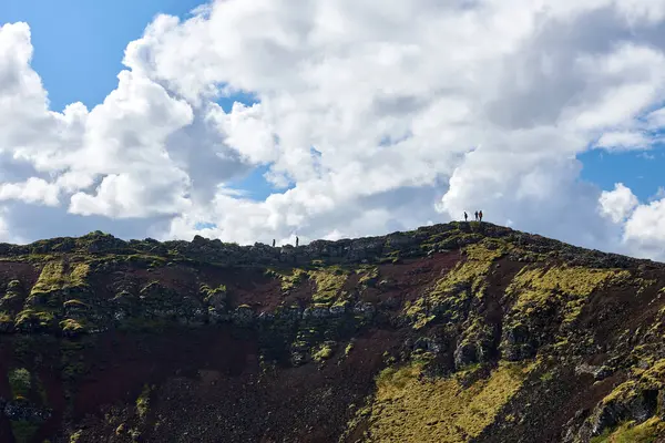 Keri 'deki yürüyüşçüler, İzlanda' nın Altın Daire rotasındaki volkanik krater gölü. İzlanda, Avrupa