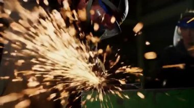 Atölyede öğütücüden kıvılcımlar saçan metal işçiliği, endüstriyel süreç