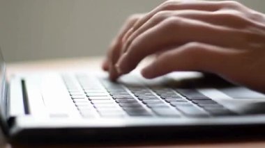 Laptop klavyesinde elle yazmak, tuşlara basan parmak görüntüsünü kapatmak