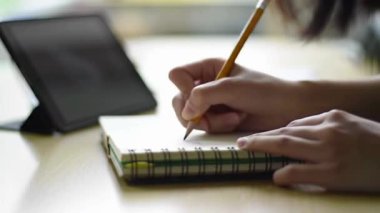 Tabletin yanında kalem olan bir deftere yazmak, ellerinizi kapatın