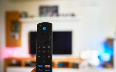 Uzaktan kumandalı bir el. Görünür logolar. TV kapatıldı