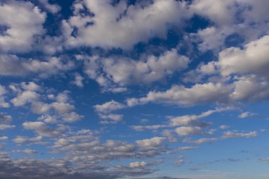 Brezilya 'da mavi gökyüzü olan güzel beyaz bulutların soyut arkaplanı