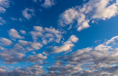 Brezilya 'da mavi gökyüzü olan güzel beyaz bulutların soyut arkaplanı