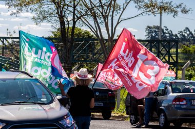 Marilia, Sao Paulo, Brezilya, 23 Ekim 2022. Eski başkan Luiz Inacio Lula da Silva seçmenleri Marilia, SP 'de bir konvoy organize ederek cumhurbaşkanlığı seçimlerinin ikinci turunda oylarını açıkladılar ve Jai' ye karşı protesto düzenlediler.