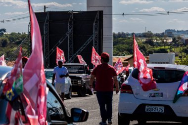 Marilia, Sao Paulo, Brezilya, 23 Ekim 2022. Eski başkan Luiz Inacio Lula da Silva seçmenleri Marilia, SP 'de bir konvoy organize ederek cumhurbaşkanlığı seçimlerinin ikinci turunda oylarını açıkladılar ve Jai' ye karşı protesto düzenlediler.