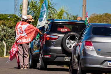 Marilia, Sao Paulo, Brezilya, 23 Ekim 2022. Eski başkan Luiz Inacio Lula da Silva seçmenleri Marilia, SP 'de bir konvoy organize ederek cumhurbaşkanlığı seçimlerinin ikinci turunda oylarını açıkladılar ve Jai' ye karşı protesto düzenlediler.