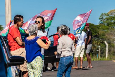 Marilia, Sao Paulo, Brezilya, 23 Ekim 2022. Eski başkan Luiz Inacio Lula da Silva seçmenleri Marilia, SP 'de bir konvoy organize ederek cumhurbaşkanlığı seçimlerinin ikinci turunda oylarını açıkladılar ve Jai' ye karşı protesto düzenlediler.