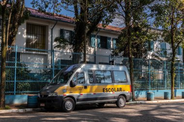 Sao Paulo, Brezilya, Kasım 03, 2021. Brezilya 'da Sao Paulo şehrindeki Çocuk Evi önünde okul minibüsleri