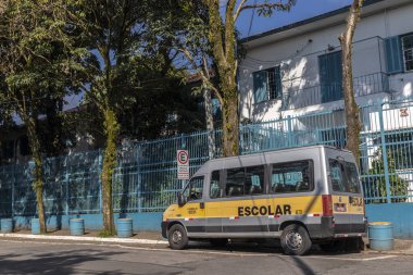 Sao Paulo, Brezilya, Kasım 03, 2021. Brezilya 'da Sao Paulo şehrindeki Çocuk Evi önünde okul minibüsleri