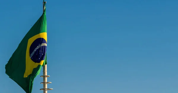 Бразильский Национальный Флаг Флагштоке Перед Голубым Небом Бразилии — стоковое фото