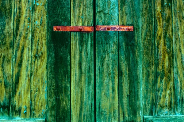 Zielone Drewniane Drzwi Czerwonym Zardzewiałym Metalem Farmie Brazylii — Zdjęcie stockowe