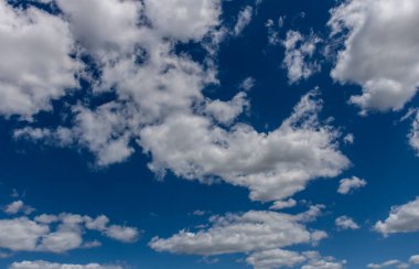 Brezilya 'da mavi gökyüzü olan güzel beyaz bulutların soyut arkaplanı