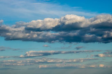 Brezilya 'da mavi gökyüzü olan güzel beyaz bulutların soyut arkaplanı