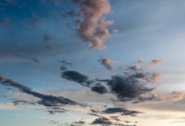 Brezilya 'da mavi gökyüzü olan güzel beyaz bulutların soyut arkaplanı