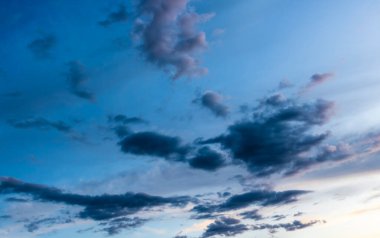Brezilya 'da mavi gökyüzü olan güzel beyaz bulutların soyut arkaplanı
