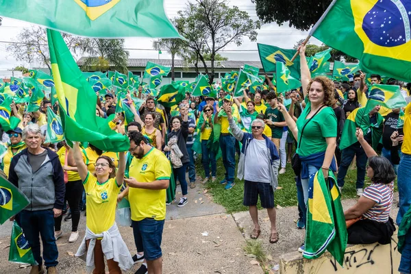 ブラジルだ 2022年11月2日 ボルソナーロ大統領の支持者は Spのマリアでの戦争銃撃戦の兵舎の前で行動を行います ルーラの民主的選挙に対する連邦介入の需要 — ストック写真