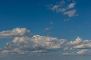 Brezilya 'da mavi gökyüzü olan güzel beyaz bulutların soyut arkaplanı