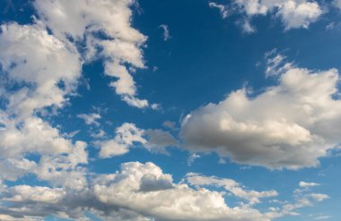 Brezilya 'da mavi gökyüzü olan güzel beyaz bulutların soyut arkaplanı