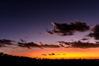 Gökyüzünde bulutlarla gün batımı, muhteşem destansı manzara. Brezilya 'da inanılmaz canlı renkler