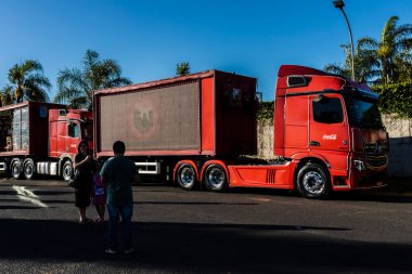 Marilia, Sao Paulo, Brezilya, 15 Kasım 2022: Geleneksel Coca-Cola FEMSA Noel Karavanı, ışıklandırılmış kamyonları, Noel süsleri ve Noel Baba ve Anne 'nin varlığı
