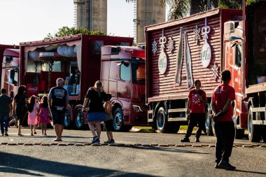 Marilia, Sao Paulo, Brezilya, 15 Kasım 2022: Geleneksel Coca-Cola FEMSA Noel Karavanı, ışıklandırılmış kamyonları, Noel süsleri ve Noel Baba ve Anne 'nin varlığı