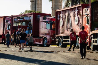 Marilia, Sao Paulo, Brezilya, 15 Kasım 2022: Geleneksel Coca-Cola FEMSA Noel Karavanı, ışıklandırılmış kamyonları, Noel süsleri ve Noel Baba ve Anne 'nin varlığı