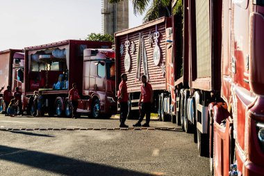 Marilia, Sao Paulo, Brezilya, 15 Kasım 2022: Geleneksel Coca-Cola FEMSA Noel Karavanı, ışıklandırılmış kamyonları, Noel süsleri ve Noel Baba ve Anne 'nin varlığı