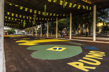 Brezilya takımının taraftarları tarafından yapılan dekorasyonda Katar 'da düzenlenen Dünya Kupası' nda bayraklar ve tablolarla birlikte Brezilya 'nın bir şehrinde altıncı sıraya yükselen sözler kullanıldı.