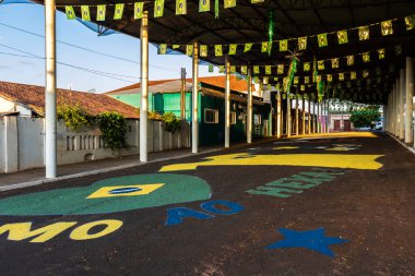 Brezilya takımının taraftarları tarafından yapılan dekorasyonda Katar 'da düzenlenen Dünya Kupası' nda bayraklar ve tablolarla birlikte Brezilya 'nın bir şehrinde altıncı sıraya yükselen sözler kullanıldı.