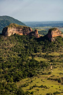 Botucatu, Bofete ve Pardinho belediyelerine bağlı İndio taşının panoramik görüntüsü. Sao Paulo Eyaletinin İçi
