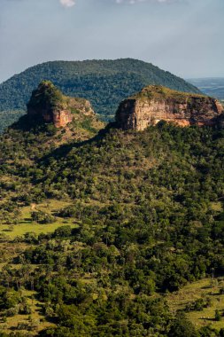 Botucatu, Bofete ve Pardinho belediyelerine bağlı İndio taşının panoramik görüntüsü. Sao Paulo Eyaletinin İçi