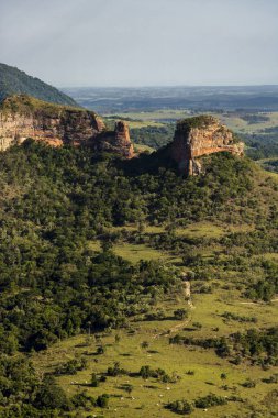 Botucatu, Bofete ve Pardinho belediyelerine bağlı İndio taşının panoramik görüntüsü. Sao Paulo Eyaletinin İçi