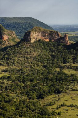 Botucatu, Bofete ve Pardinho belediyelerine bağlı İndio taşının panoramik görüntüsü. Sao Paulo Eyaletinin İçi