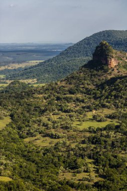 Botucatu, Bofete ve Pardinho belediyelerine bağlı İndio taşının panoramik görüntüsü. Sao Paulo Eyaletinin İçi